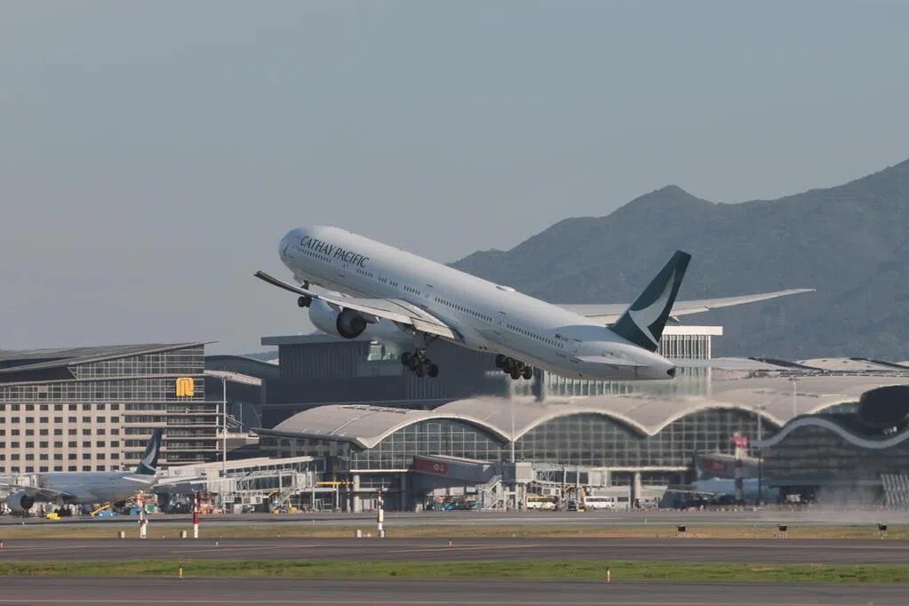 国泰航班罗马尼亚上空一度失联 北约战机升空警告