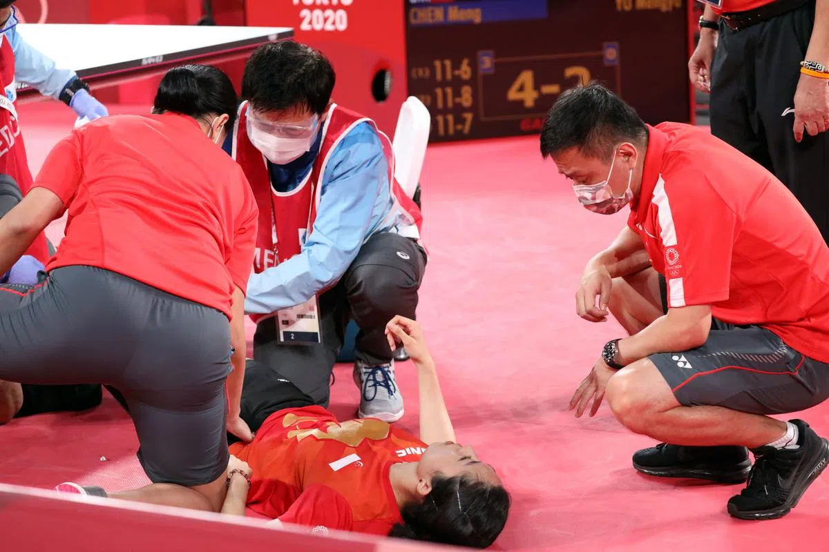 于梦雨在半决赛第四局2比4追分漂亮杀球得分后，左脚大腿拉伤，必须现场接受简单治疗。（邝启聪东京摄）