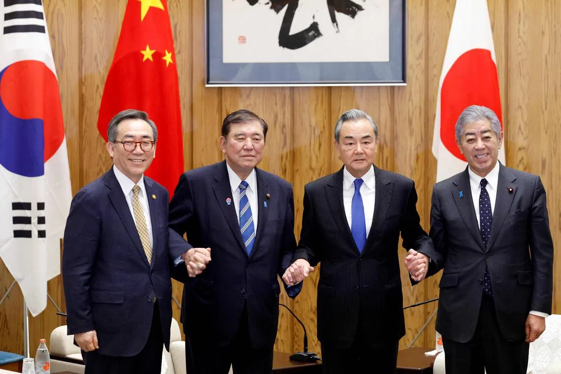 星期五（3月21日）在日本首相府，日本外长岩屋毅（右起）、中国外长王毅、日本首相石破茂与韩国外长赵兑烈合影。（法新社）