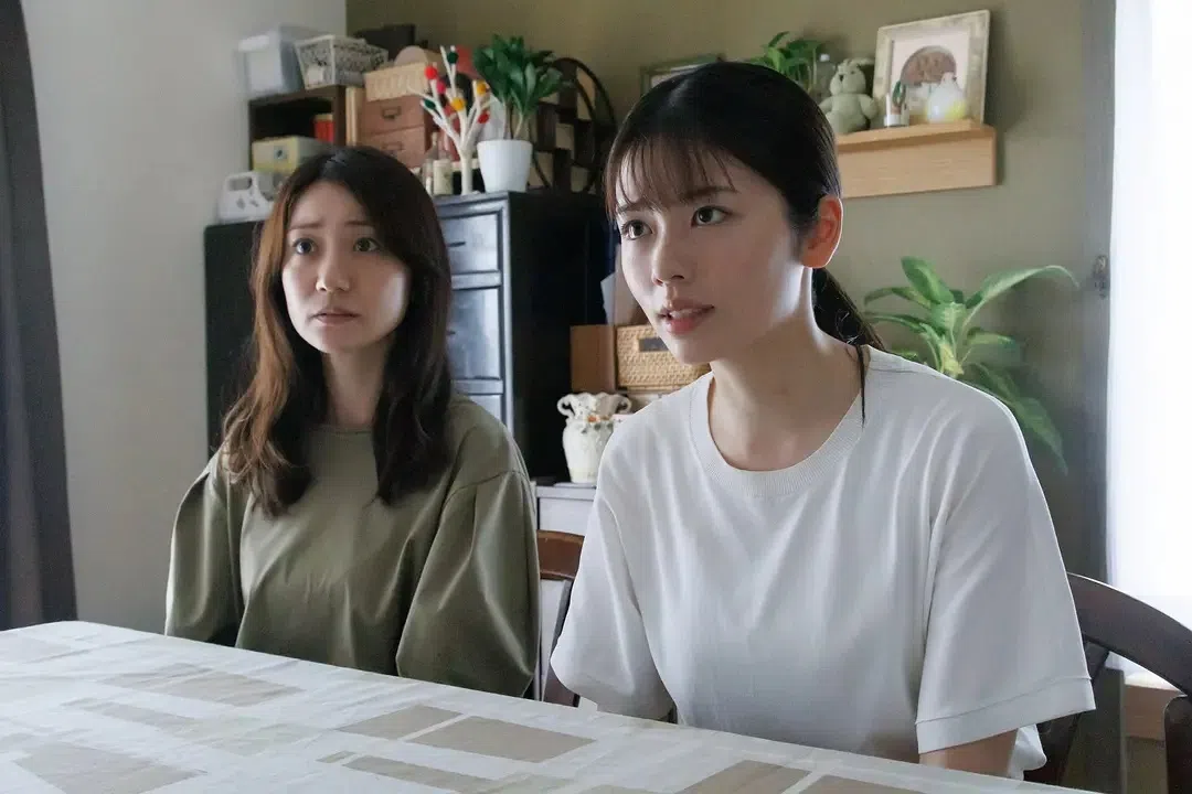 三田樱（右）与搭档月本真透过遗体上的线索，找到死者的家属。（互联网）