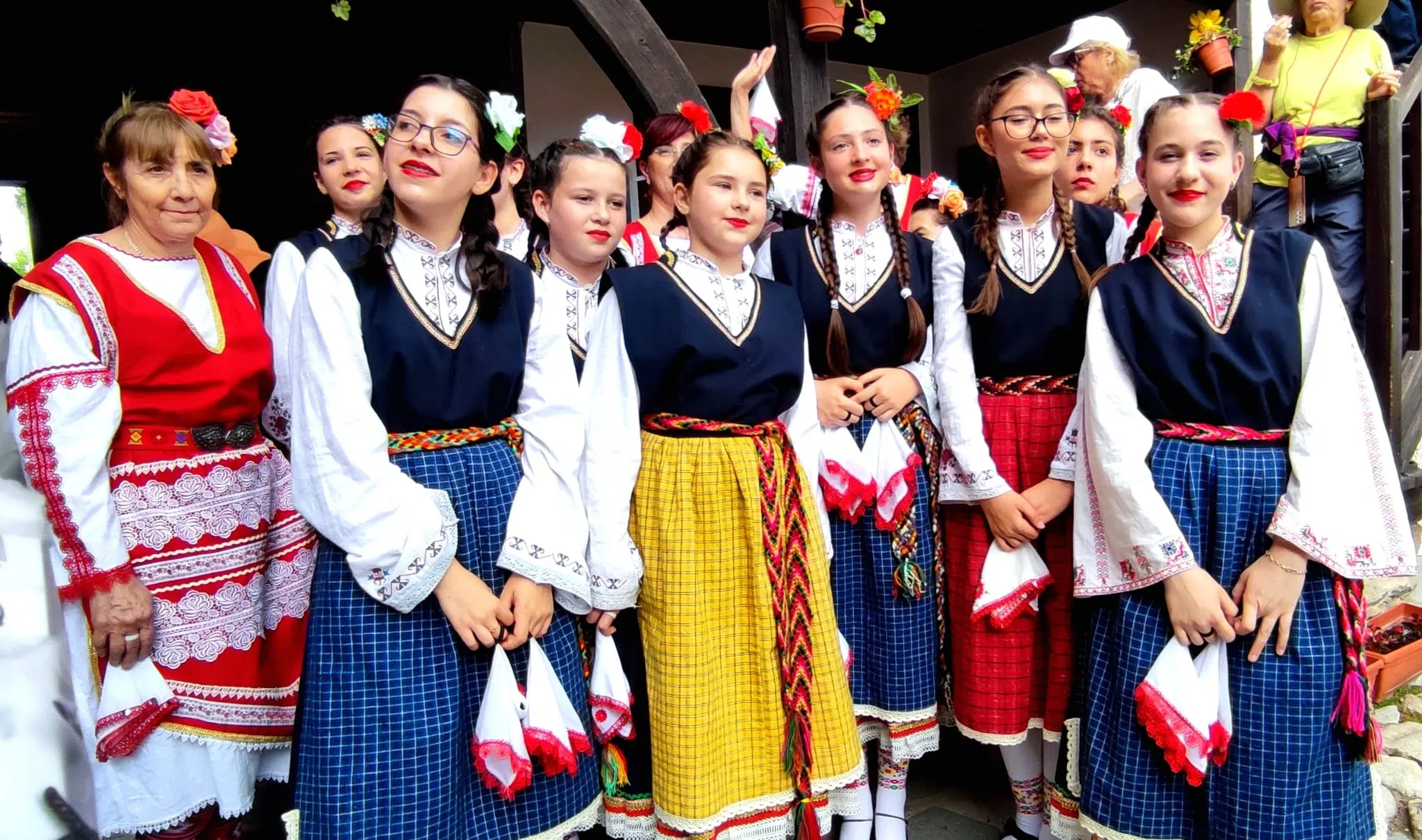 玫瑰节一到，欢乐气氛洋溢，乡镇的女性都穿着传统服装载歌载舞。（许月英摄）