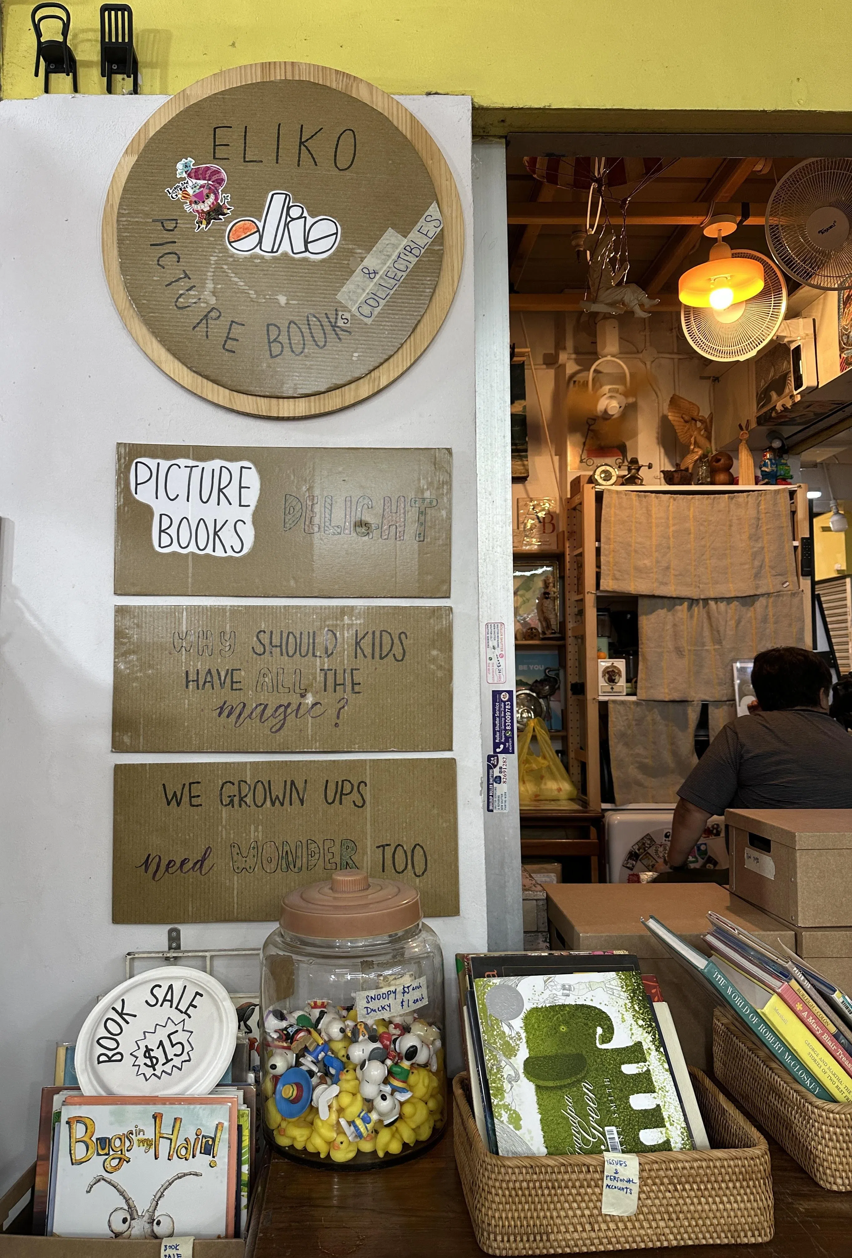 Eliko Picture Book & Collectibles位于牛车水大厦，店小而别具一格。（孙靖斐摄）