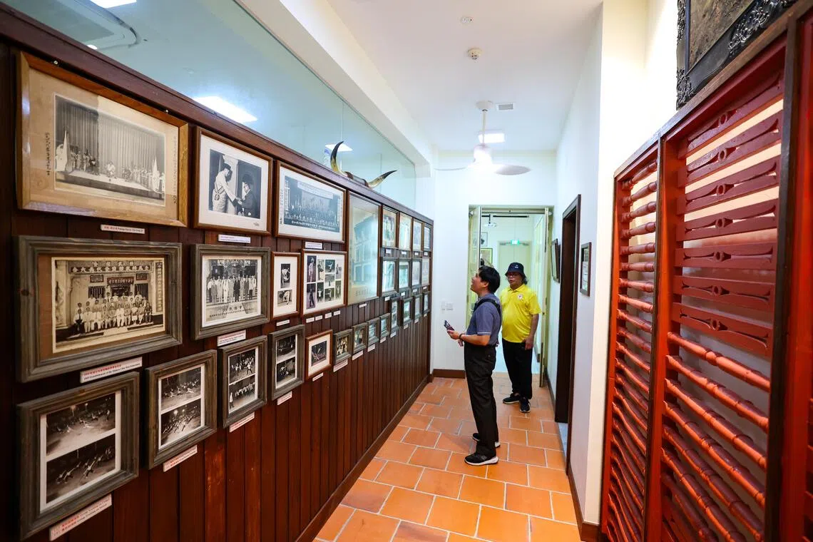 精武会会所翻新时，拆下来的旧楼梯扶手摇身一变，成了装饰及悬挂老照片的木墙。（林明顺摄）