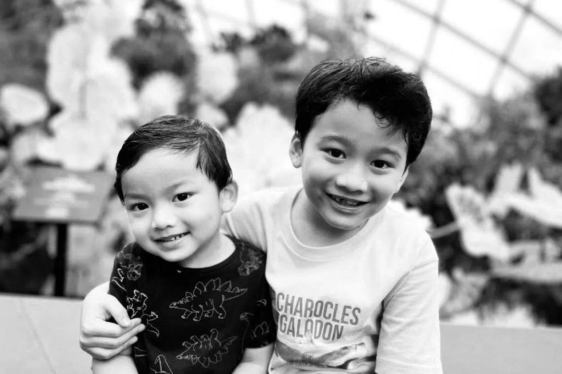 鲁佩托的两个儿子今年分别为七岁和四岁，他根据他们的年龄讲解不同的金钱概念。（受访者提供）