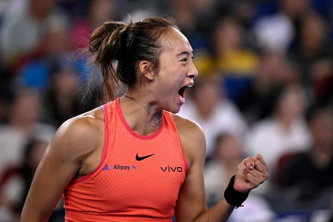 郑钦文（图）在武汉公开赛半决赛击败同袍王欣瑜，首次打进WTA 1000赛决赛。（法新社）