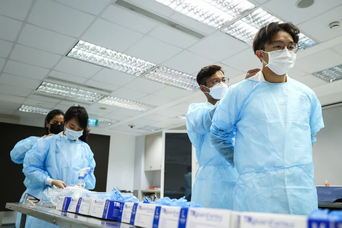 进入解剖室，需穿上防护服、戴上口罩；解剖室里扑鼻而来的是福尔马林的防腐味。（李健玮摄）