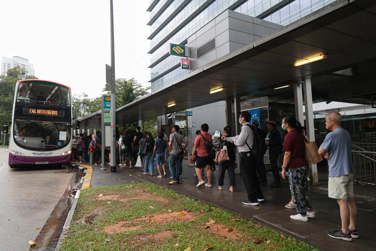 文礼站和女皇镇站之间目前提供免费巴士服务，SMRT也建议乘客改乘其他线路。（李冠卫摄）