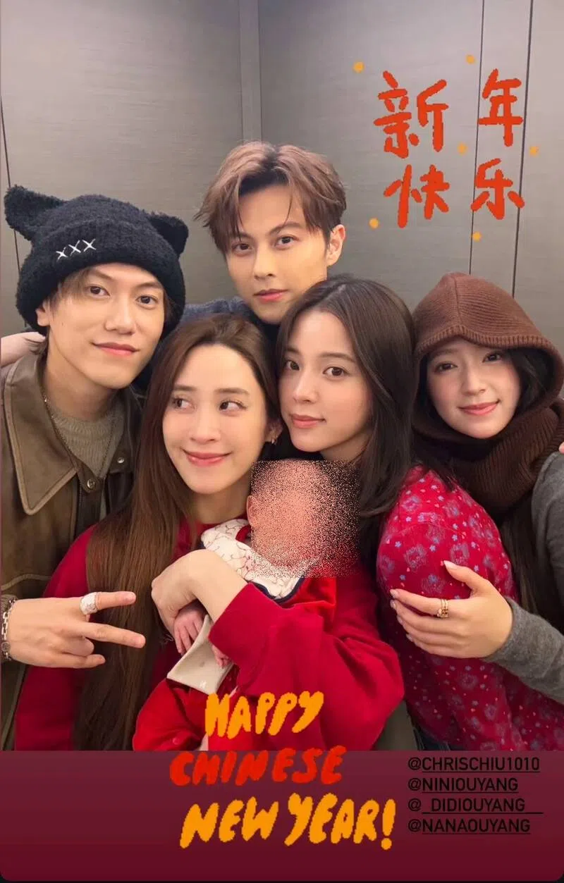 毛弟（后排左起）和王子来探望刚出月子中心的欧阳妮妮（抱婴儿者）和宝宝。（互联网）
