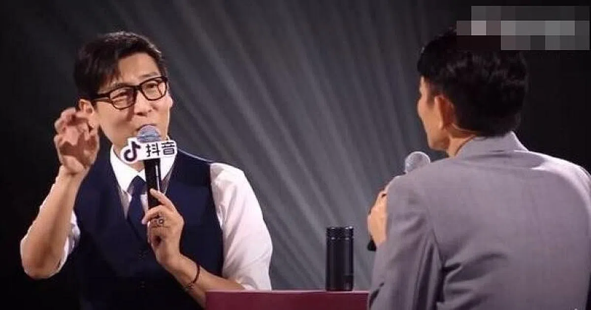 刘德华与主持人李好（左）。(取自网络）