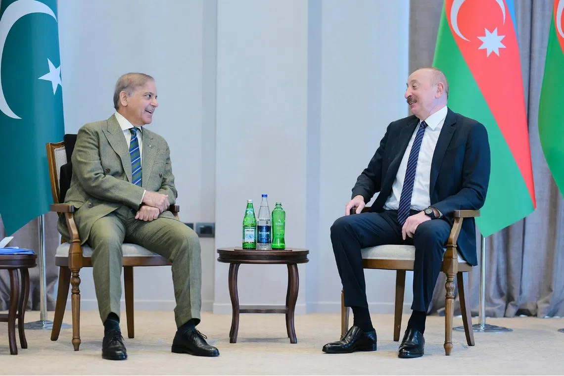 巴基斯坦总理谢里夫（左）星期二（5月27日）走访阿塞拜疆，与阿塞拜疆总统阿利耶夫（右）会晤。（取自巴基斯坦总理办公室网站）