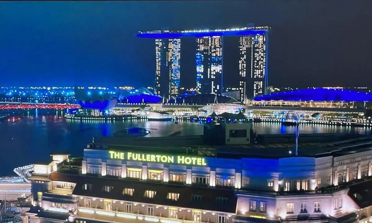 《小女子》空拍滨海湾一带的美丽夜景。（视频截图）