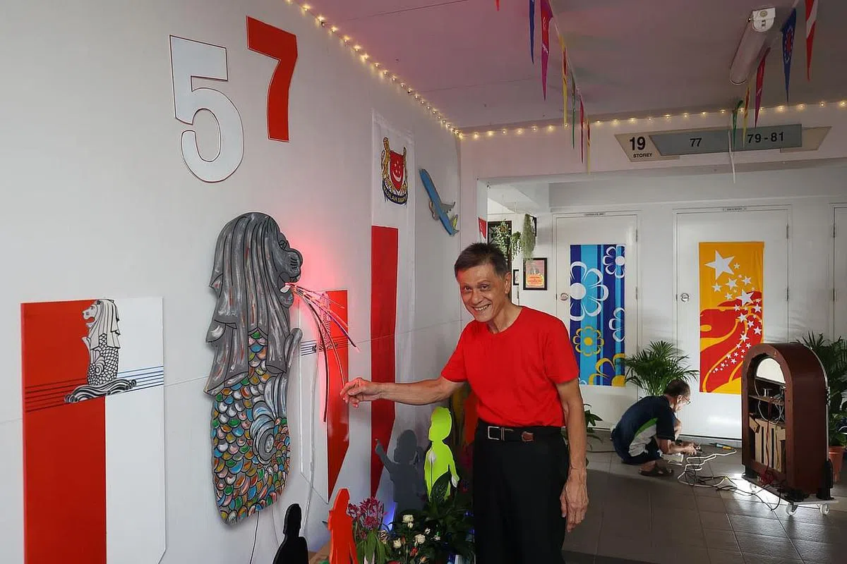 谭国雄（73岁，自雇人士）前后用了近一个月，在邻居的帮助下完成杜佛弯组屋电梯间的国庆装饰。（蔡家增摄）