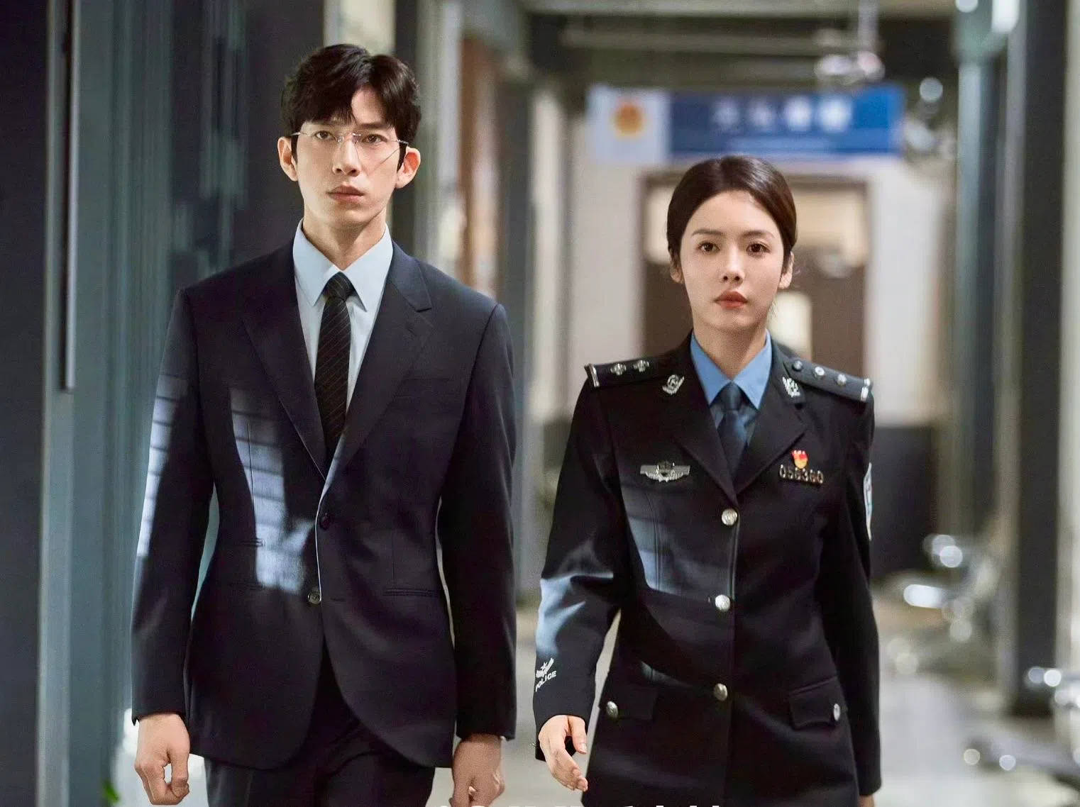 井柏然（左）和蔡文静在《钢铁森林》中是一对夫妻，也是并肩作战的搭档。（取自剧集微博）