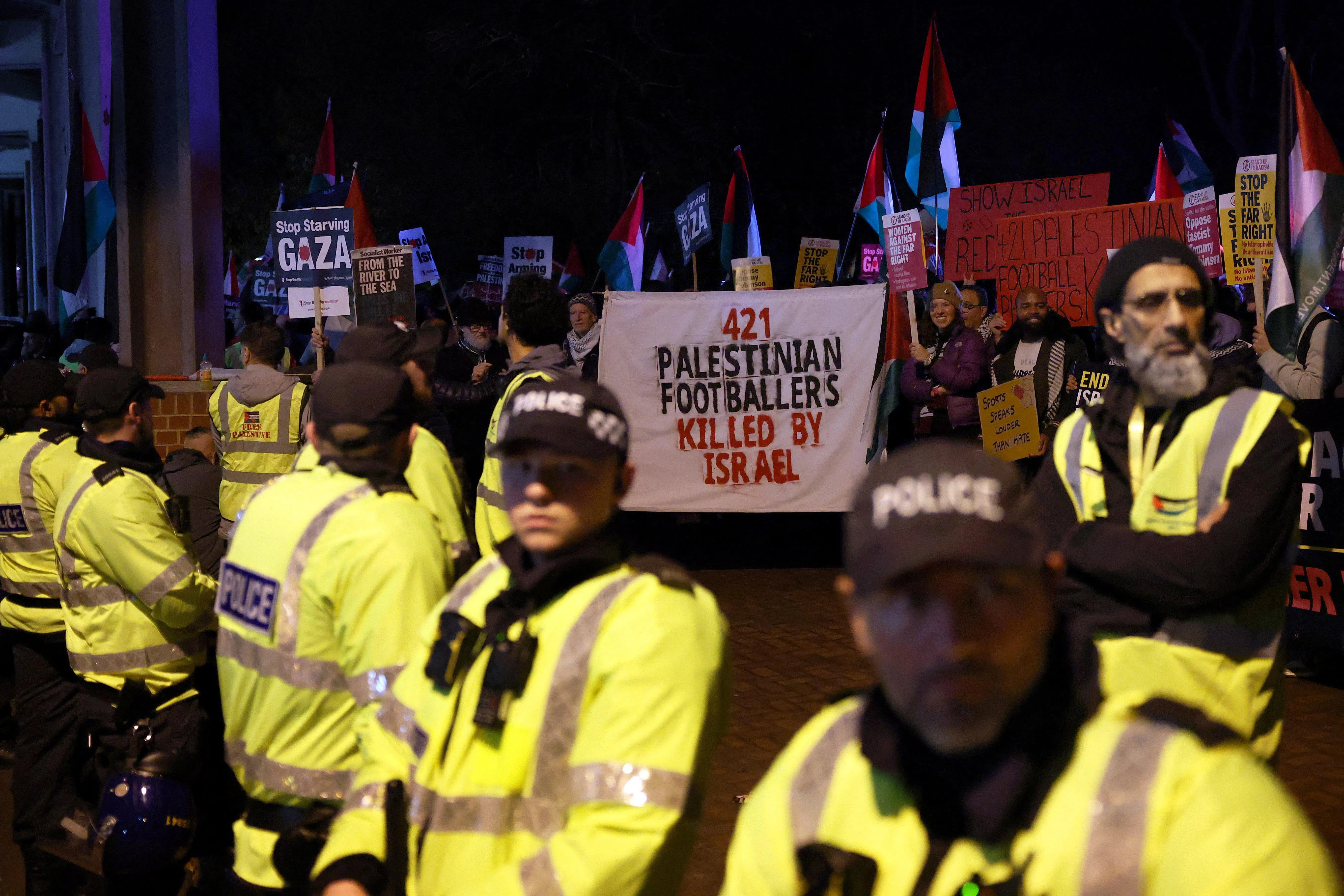 巴勒斯坦支持者在场外示威，警方严阵以待。（路透社）