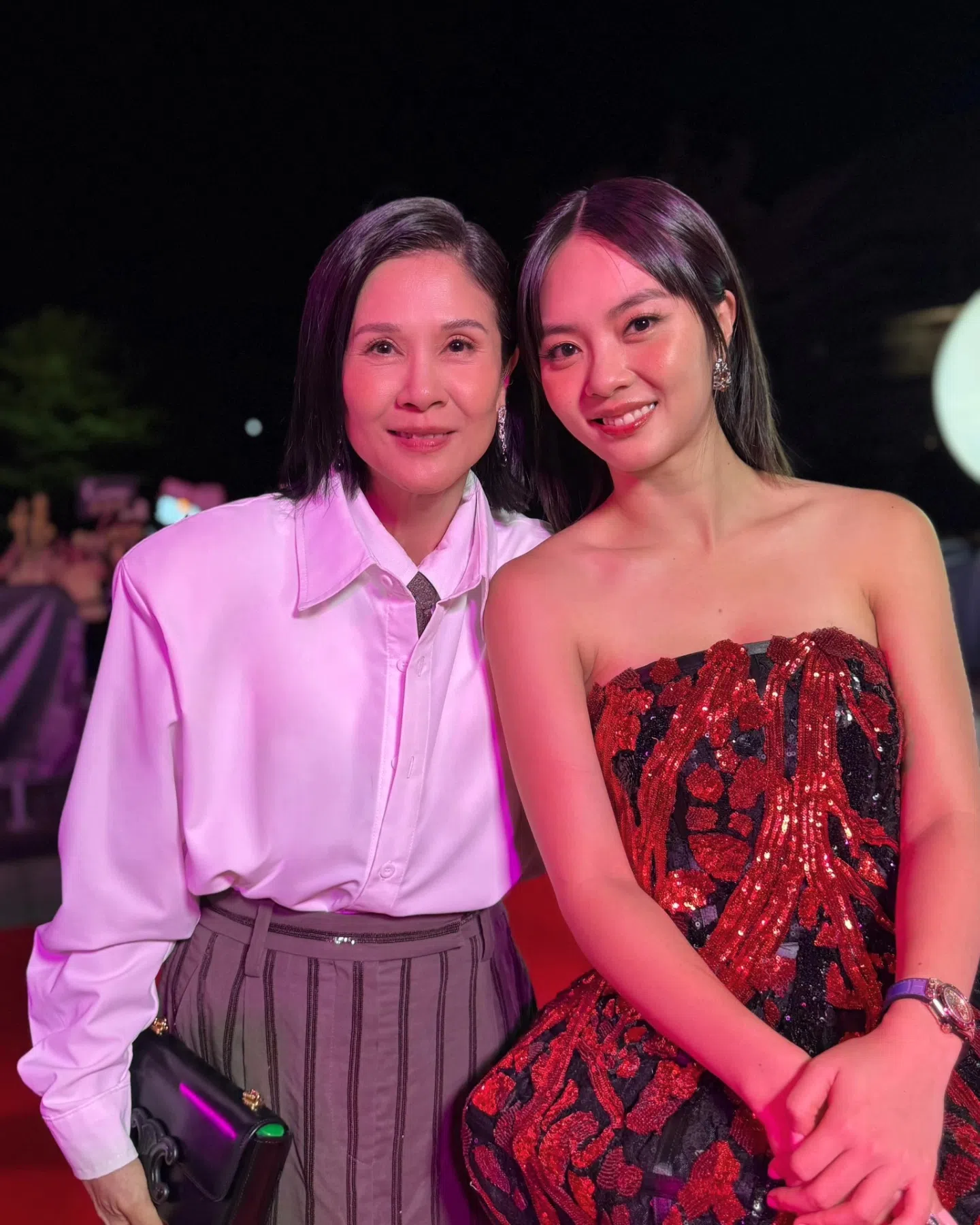 黄暄婷（右）和妈妈林梅娇母女情深。（档案照）