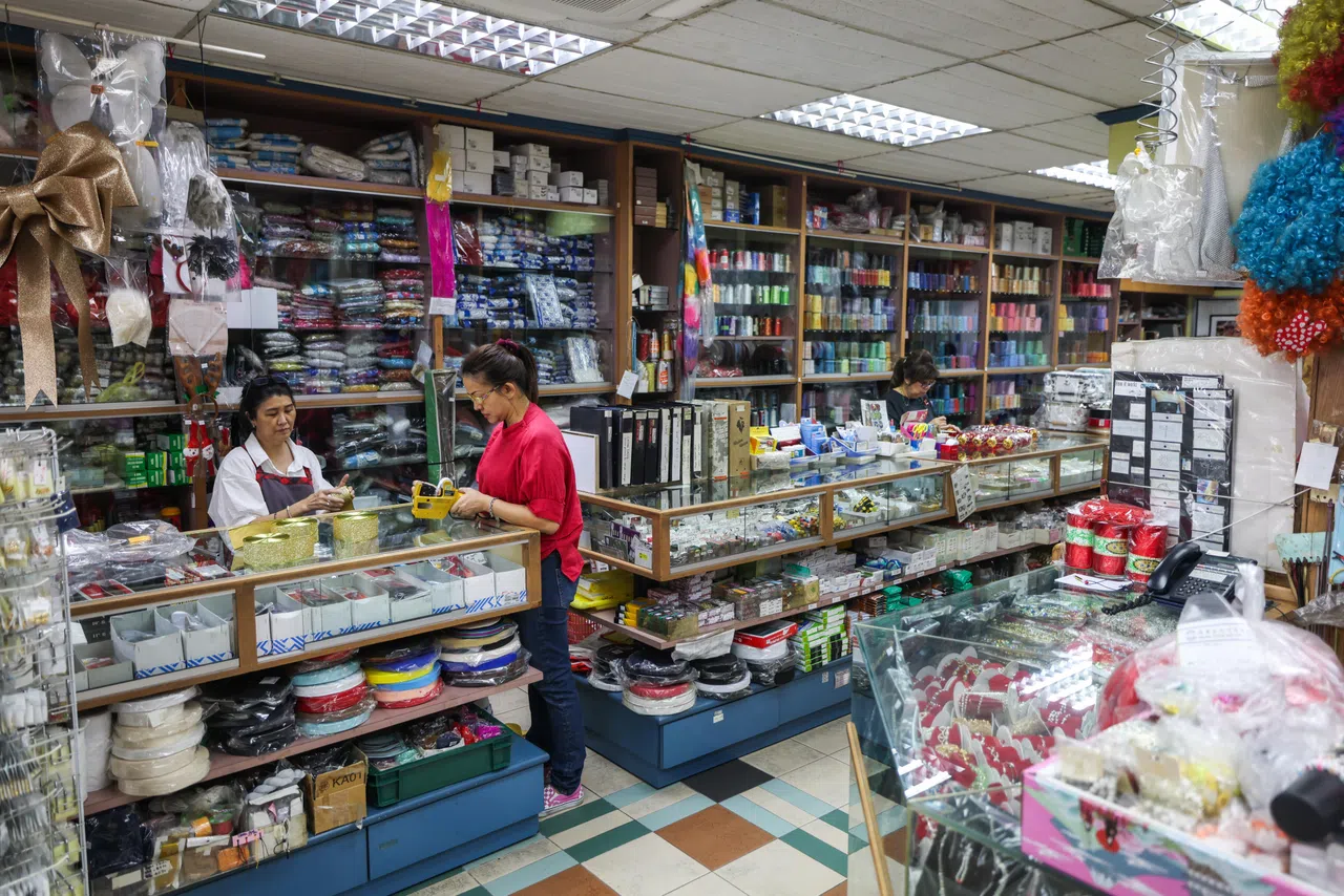 新兴泉记售卖8000多个商品，当中不乏蕾丝、针线、丝带、纽扣、剪刀和拉链等。店内工作的不是黄泉铵和黄健安的家人，就是看着他们长大的老员工，感情如同亲人。（白艳琳摄）