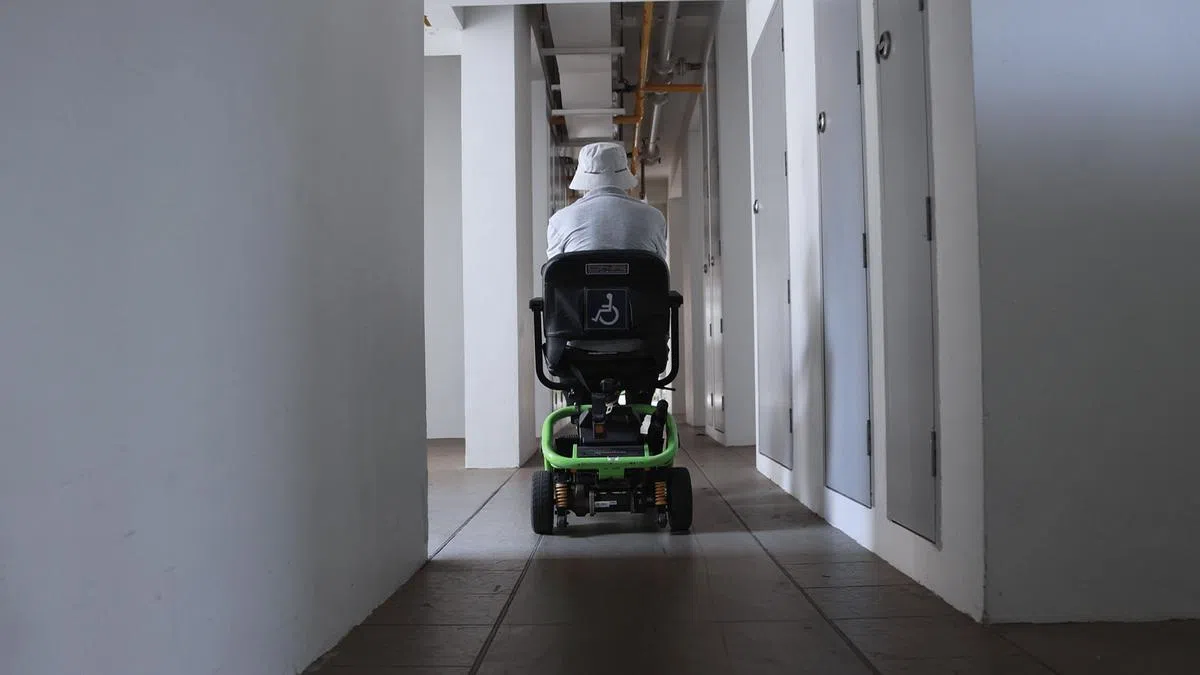 病痛导致张志成双腿无力，出门须以电动车代步。