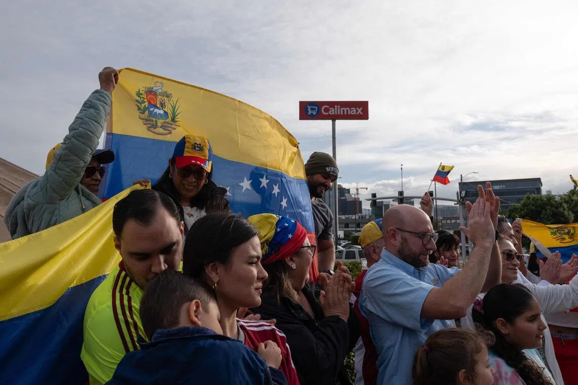 1月3日，在美军抓获委内瑞拉总统马杜罗后，居住在墨西哥的委内瑞拉人在墨西哥蒂华纳的库奥特莫克纪念碑前庆祝。（法新社）