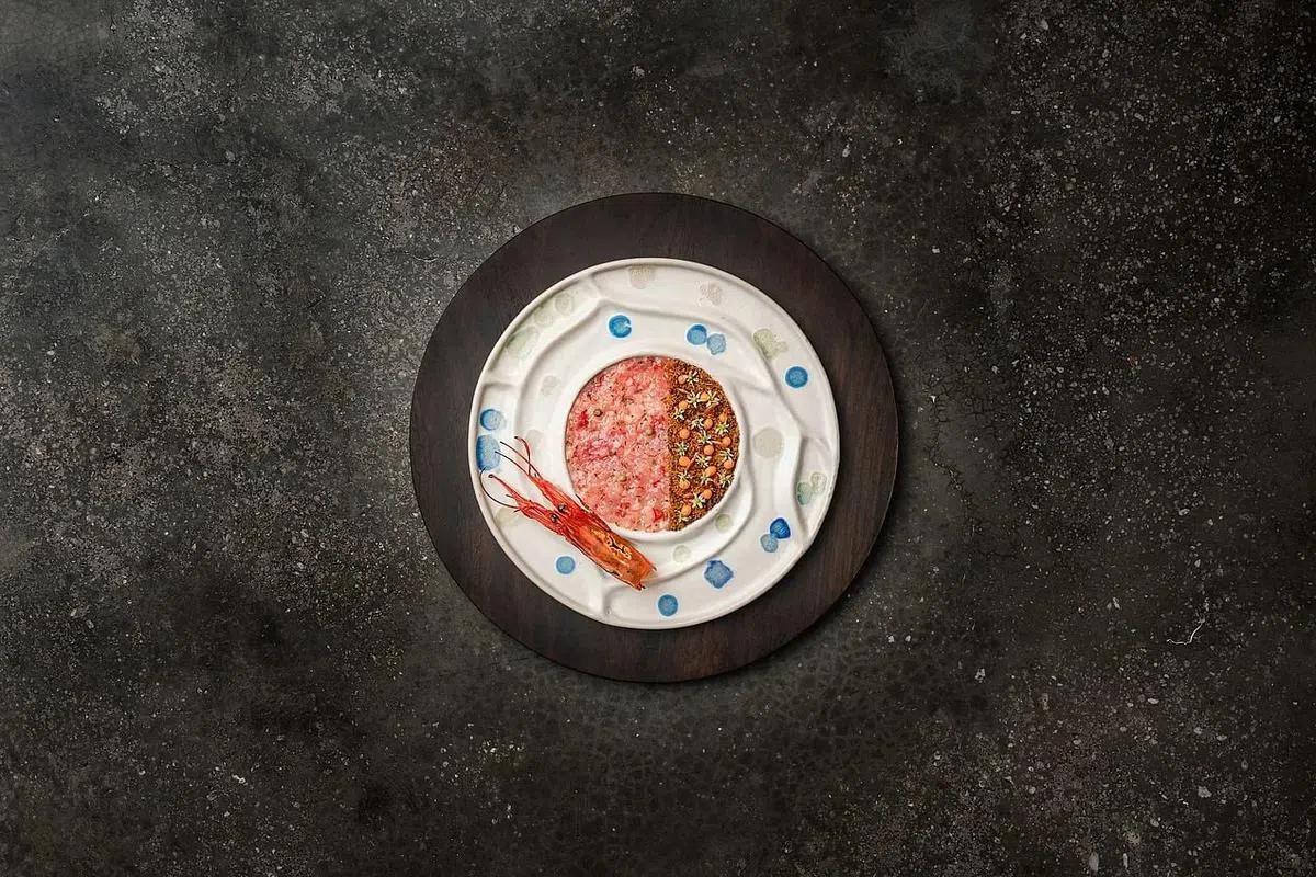 The Raw and The Cooked分别以红魔虾鞑靼和烤红魔虾头一生一熟的方式呈现。（餐馆提供照片）