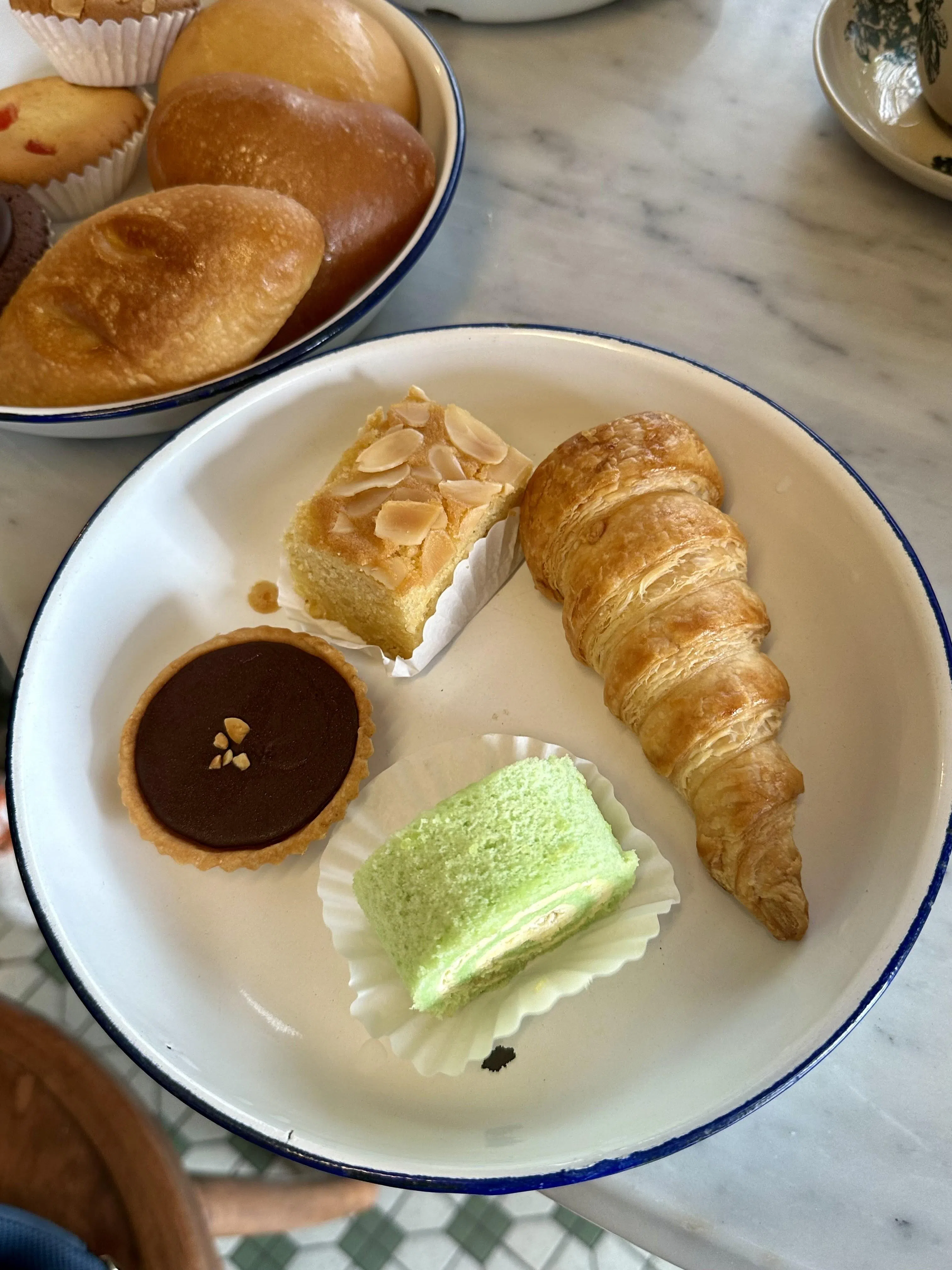 店家以传统南洋早餐和手工烘焙糕点闻名。（叶晓虹摄）
