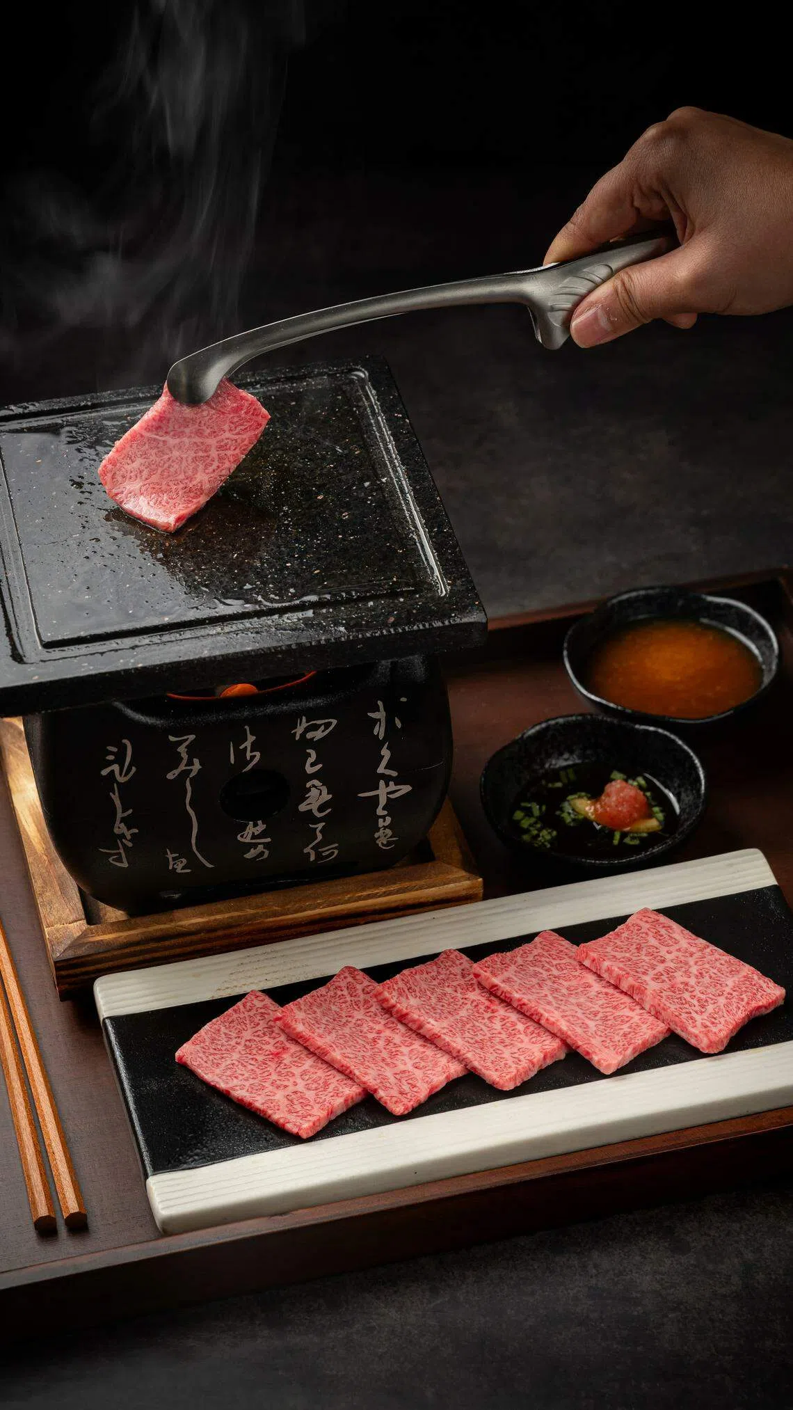 宫崎和牛放在石架上烧烤，别有一番风味。（餐馆提供）