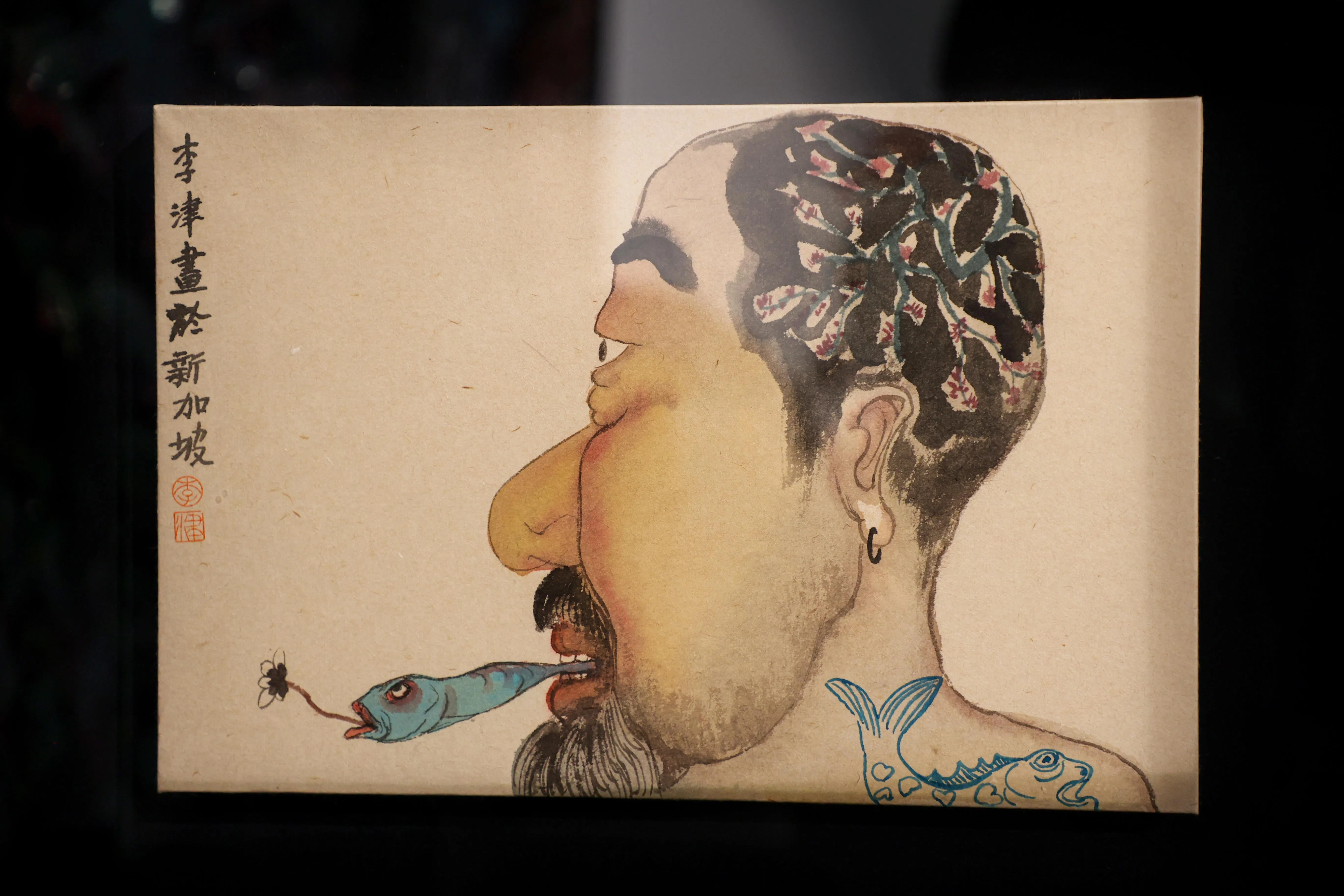 李津在新加坡画《男人与鱼》非常超现实。（游甯稀摄）