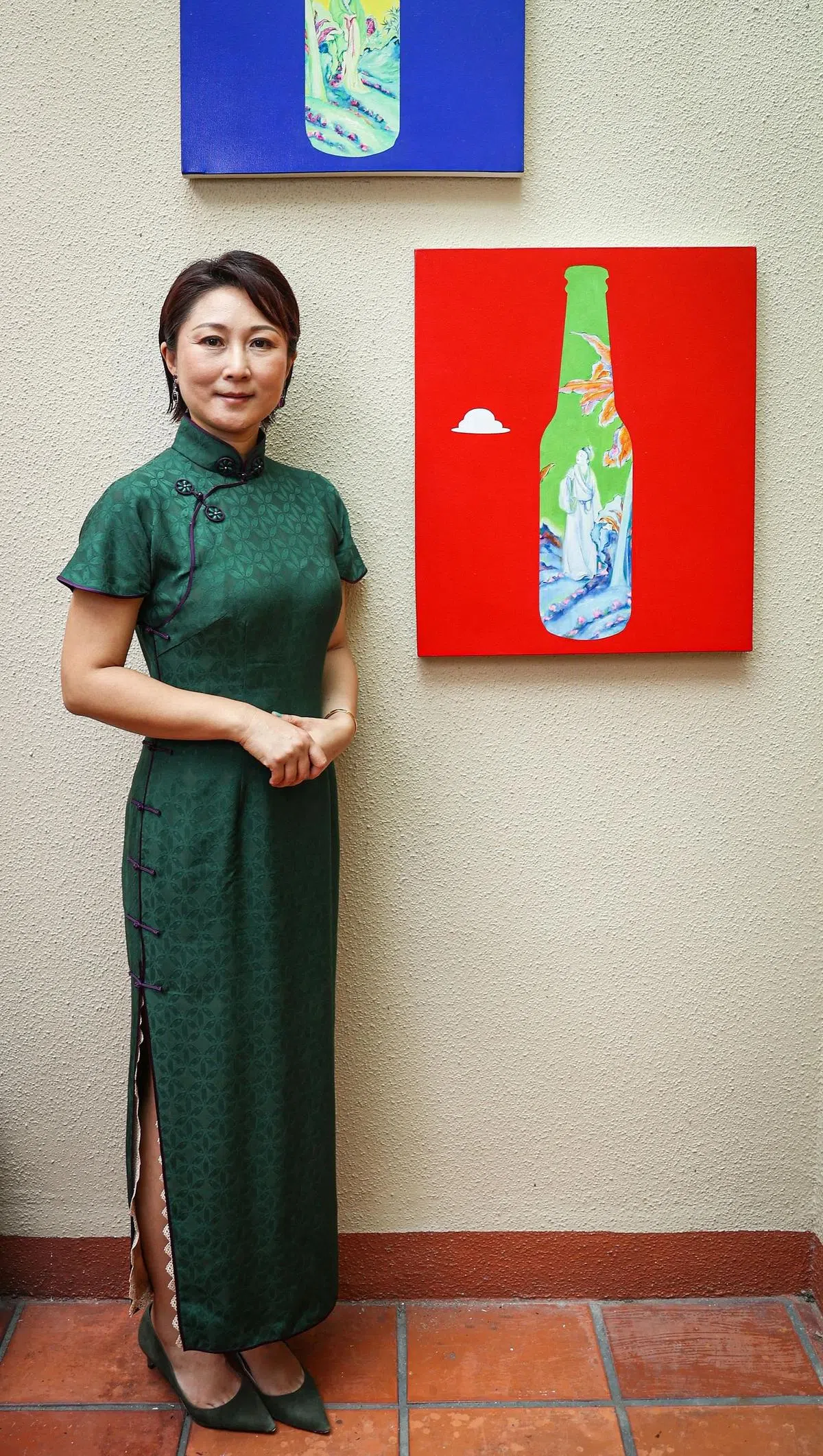 陈旖旎穿的这件旗袍融合东方平裁与西方立裁手法，旗袍是一片式的，但在腰间和胸部加入省道，突显立体感。（李健玮摄）