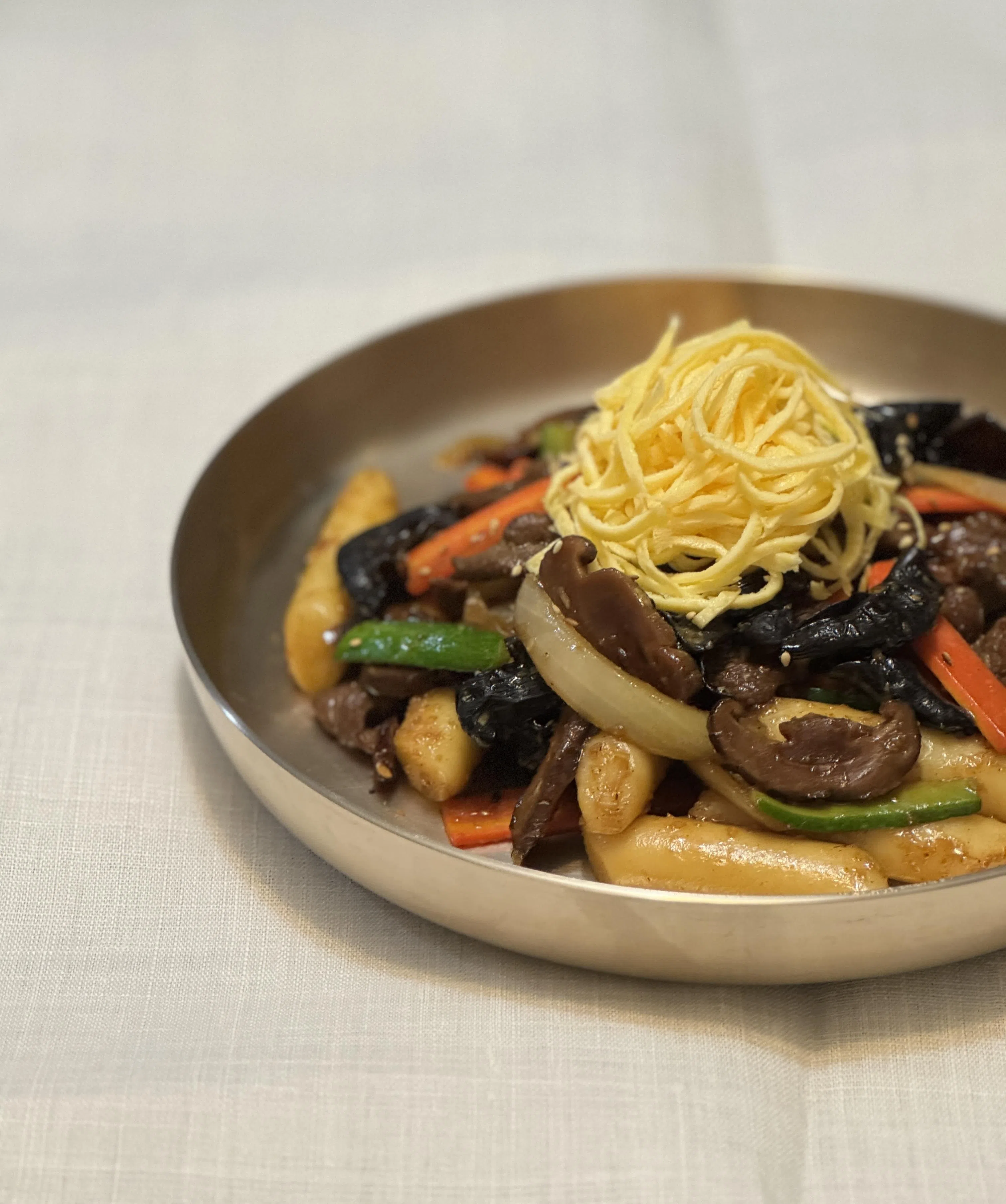 色香味俱全的韩国宫廷炒年糕，不嗜辣也能享用。（Hyuna Kim’s Culinary Arts提供）