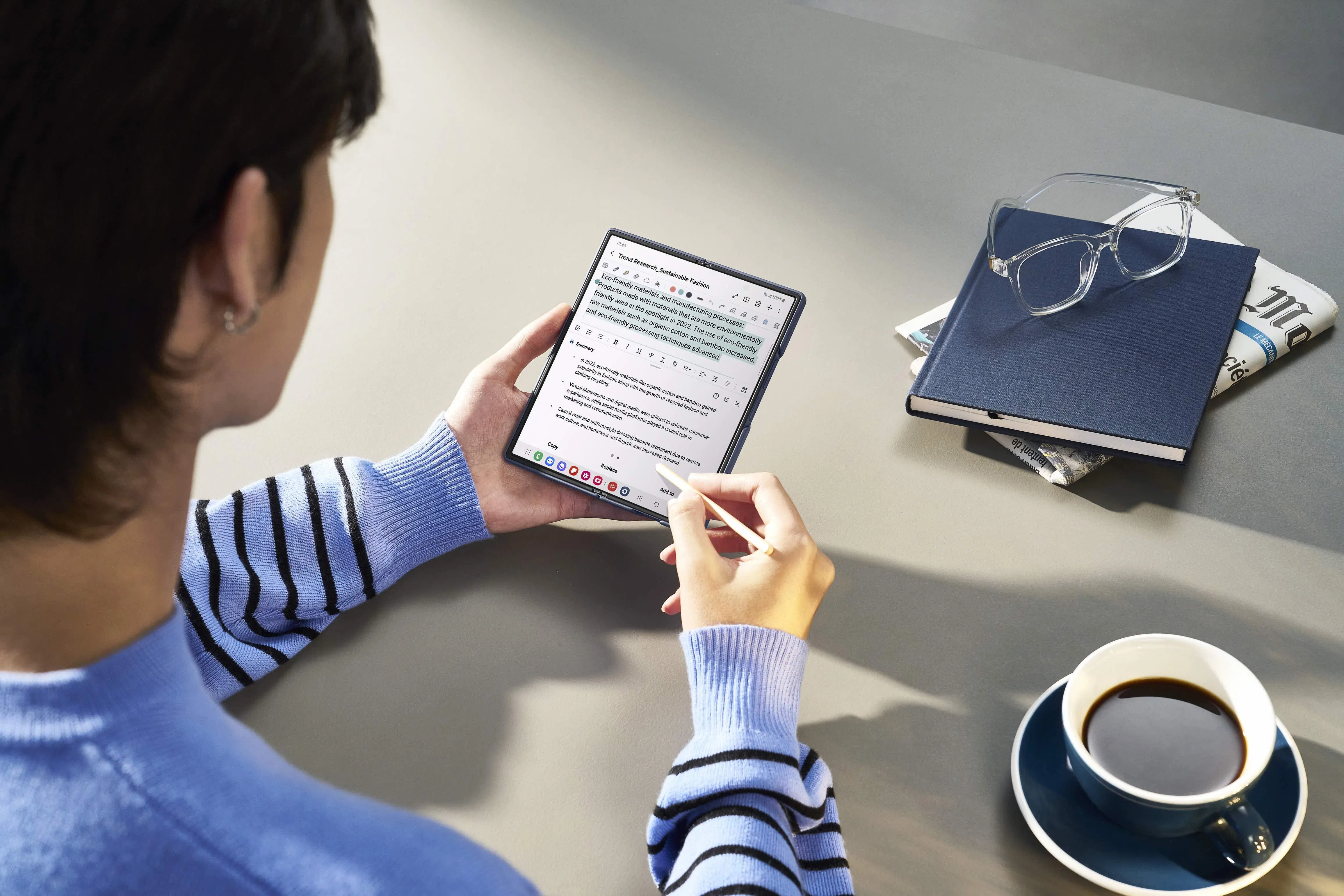 “笔记辅助”通过AI生成摘要和各种文本格式，让用户更容易消化和理解笔记内容。（三星提供）