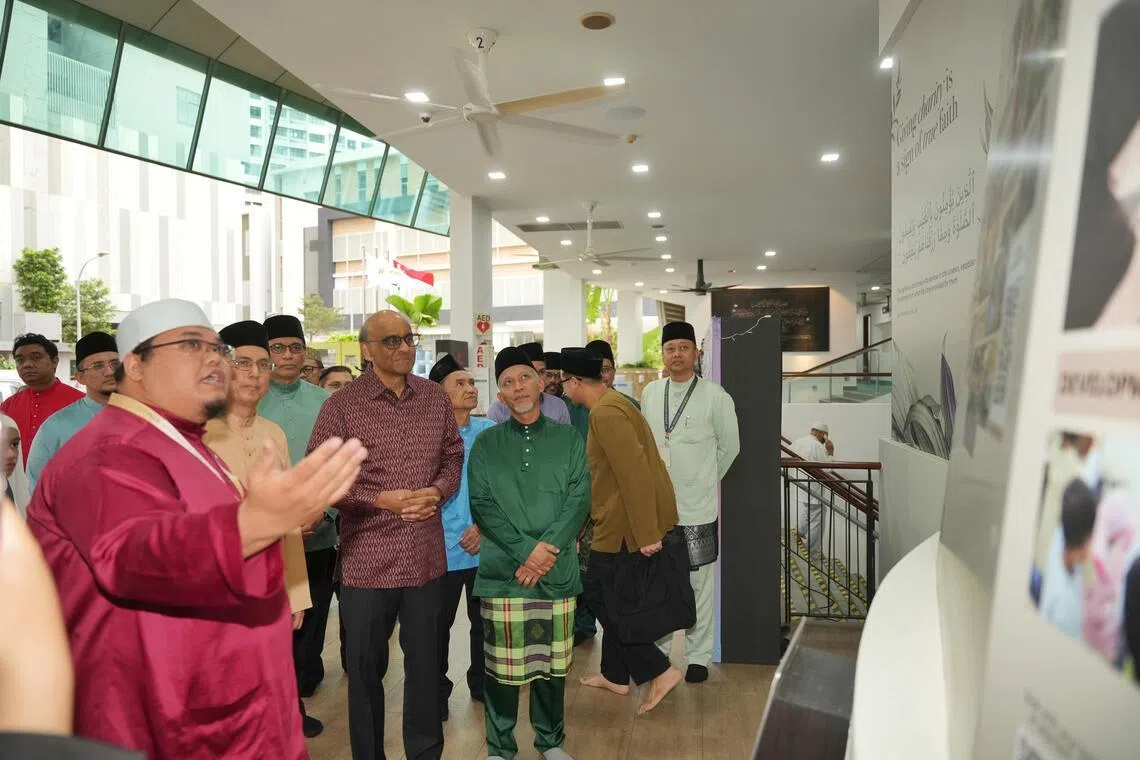 尚达曼总统（前排右二）在位于盛港的阿尔马华达回教堂（Masjid Al-Mawaddah），听取讲解员介绍回教堂的社区项目。与他同行的包括主管回教事务代部长兼内政部高级政务部长费绍尔副教授（右三）及阿尔马华达回教堂执行主席艾德万·尼扎尔（右一，Edwan Nizar）。（谢智扬摄）