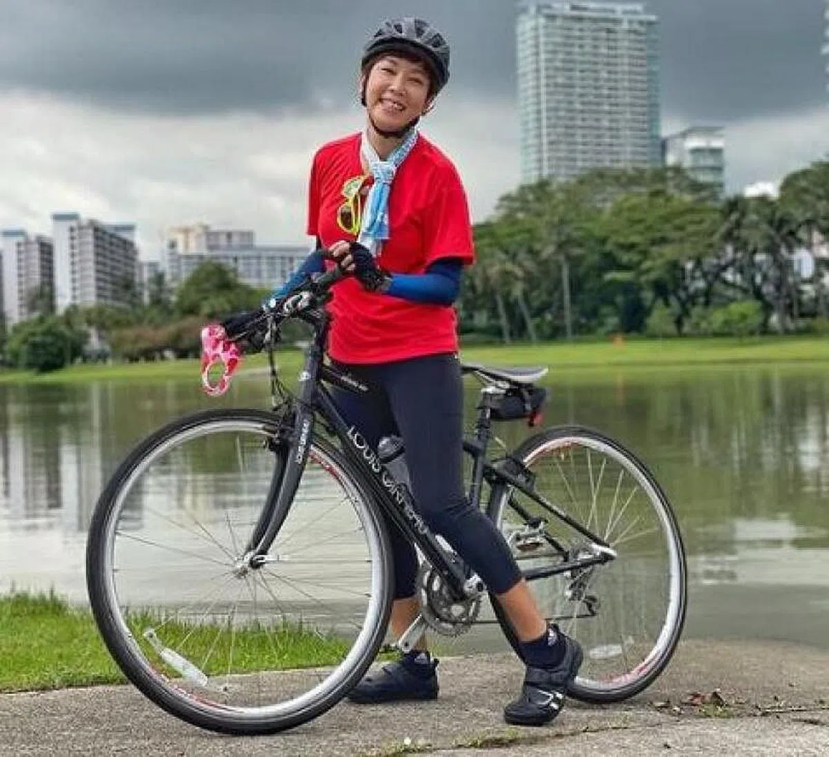 鐘琴经常和老公一起很随性地沿着公园连道骑脚踏车。（图 / 艺人IG） 