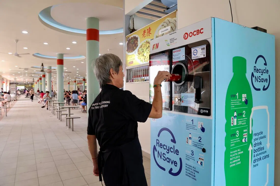 饮料瓶罐退费制从4月1日起陆续试行，全岛会设立1000多个回收站，让公众投入取回1角押金。新制度下的回收站，料类似图中环境局的回收和节省（RecycleNSave）计划下的智能反向贩卖机。（邝启聪摄）