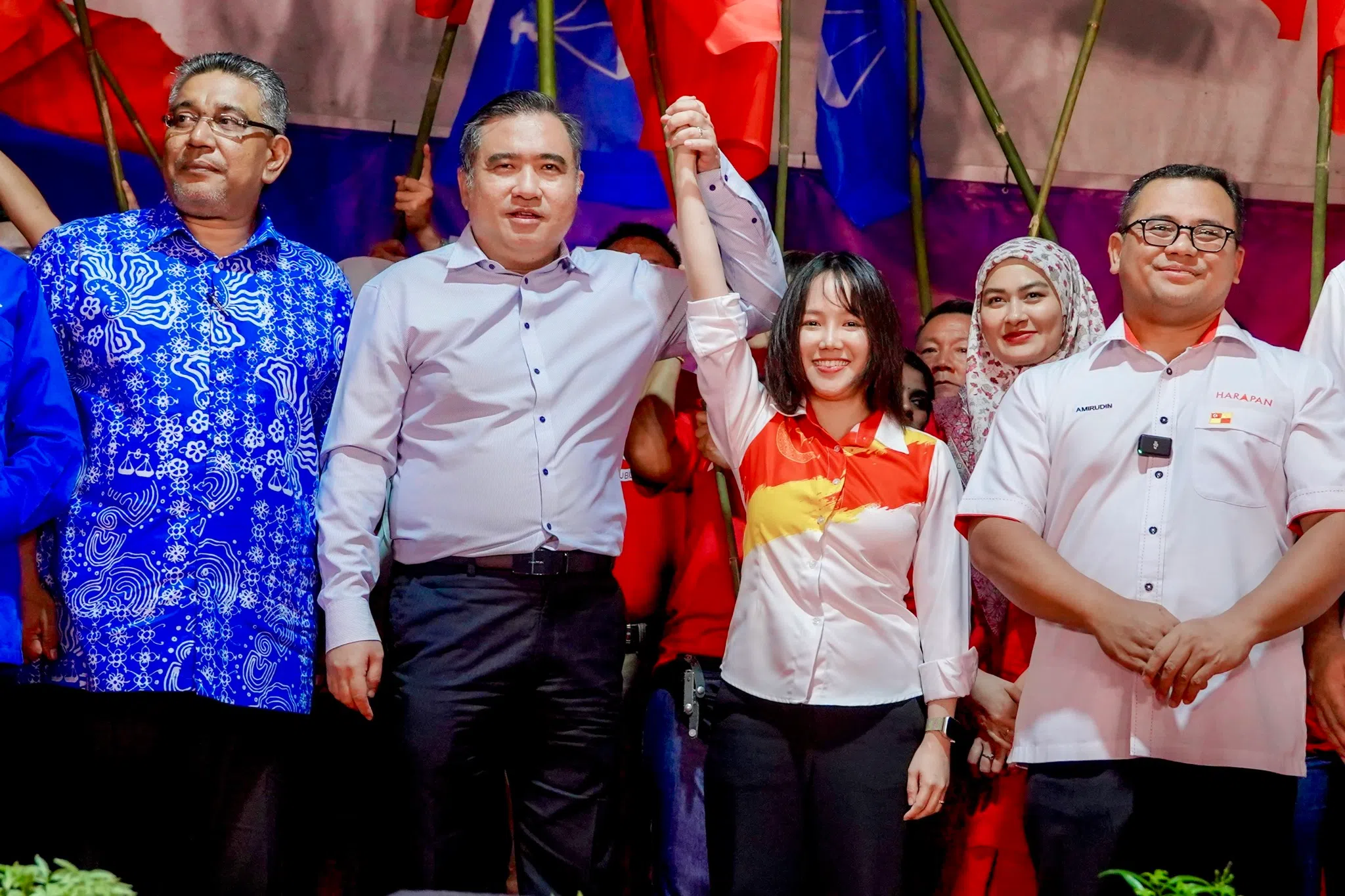 民行党秘书长陆兆福（左二）星期三（4月24月）宣布派31岁的彭小桃（左三）上阵新古毛补选。雪州国阵主席梅格祖卡奈（左一）及雪州大臣阿米鲁丁（右一）出席了公布候选人的仪式。（取自民行党脸书）