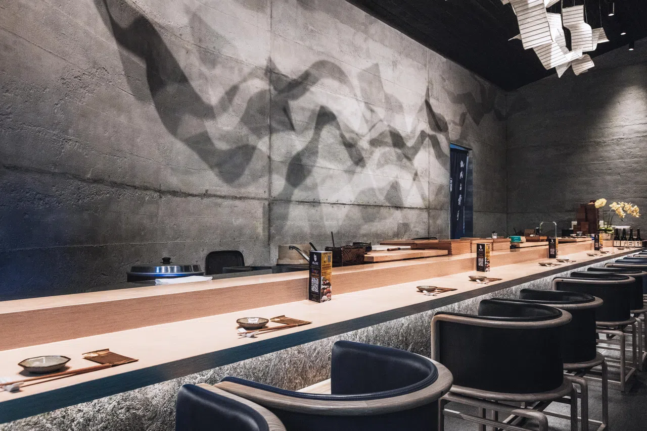 食客可坐在餐馆的板前座位享用每月更新的14道菜厨师做主菜单。（餐馆提供）