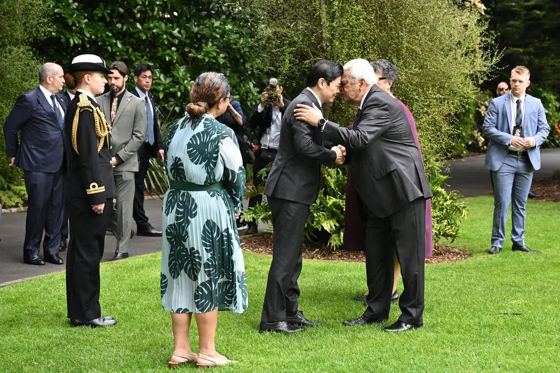 正在新西兰展开访问的黄循财总理（前右二），星期五在奥克兰总督府举行的欢迎仪式上，与总督府毛利长老哈拉维拉（Joe Harawira，前右一）行“碰鼻礼”。（海峡时报）