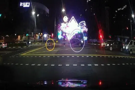 被告闯红灯后撞上电单车，死者因猛烈的撞击力被抛飞，摔落在马路中央。（取自法庭文件）