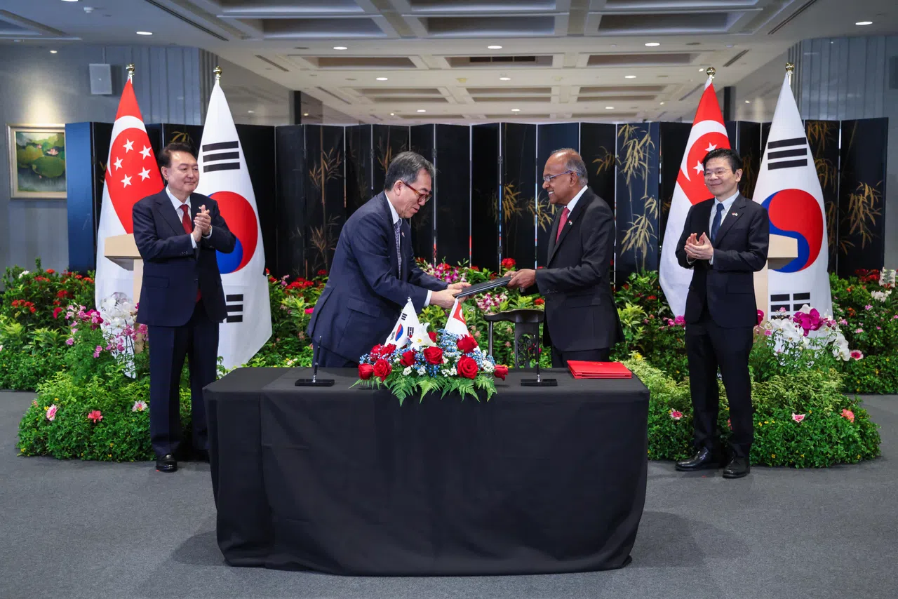 内政部长兼律政部长尚穆根（右二）和韩国外交部长赵兑烈（左二），在黄循财总理（右一）和韩国总统尹锡悦见证下签署引渡条约。（白艳琳摄）