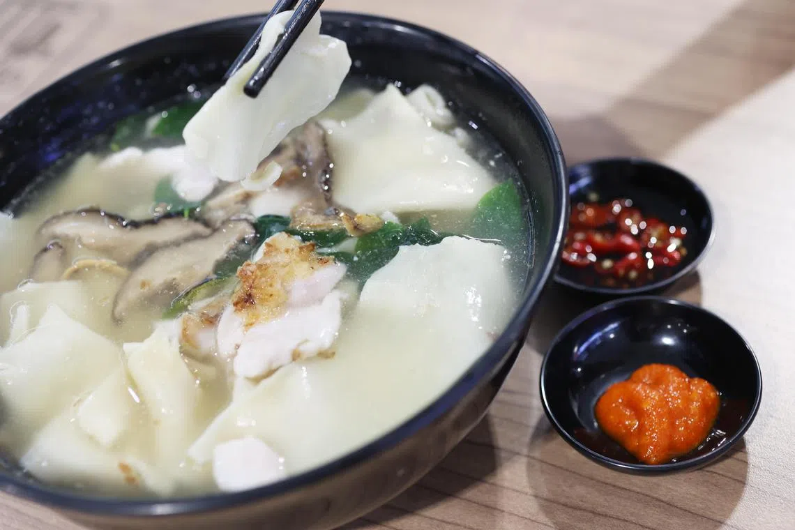 中国黄埔板面粉粿的鱼片面粉粿，分量足，汤底鲜。（何家俊摄）