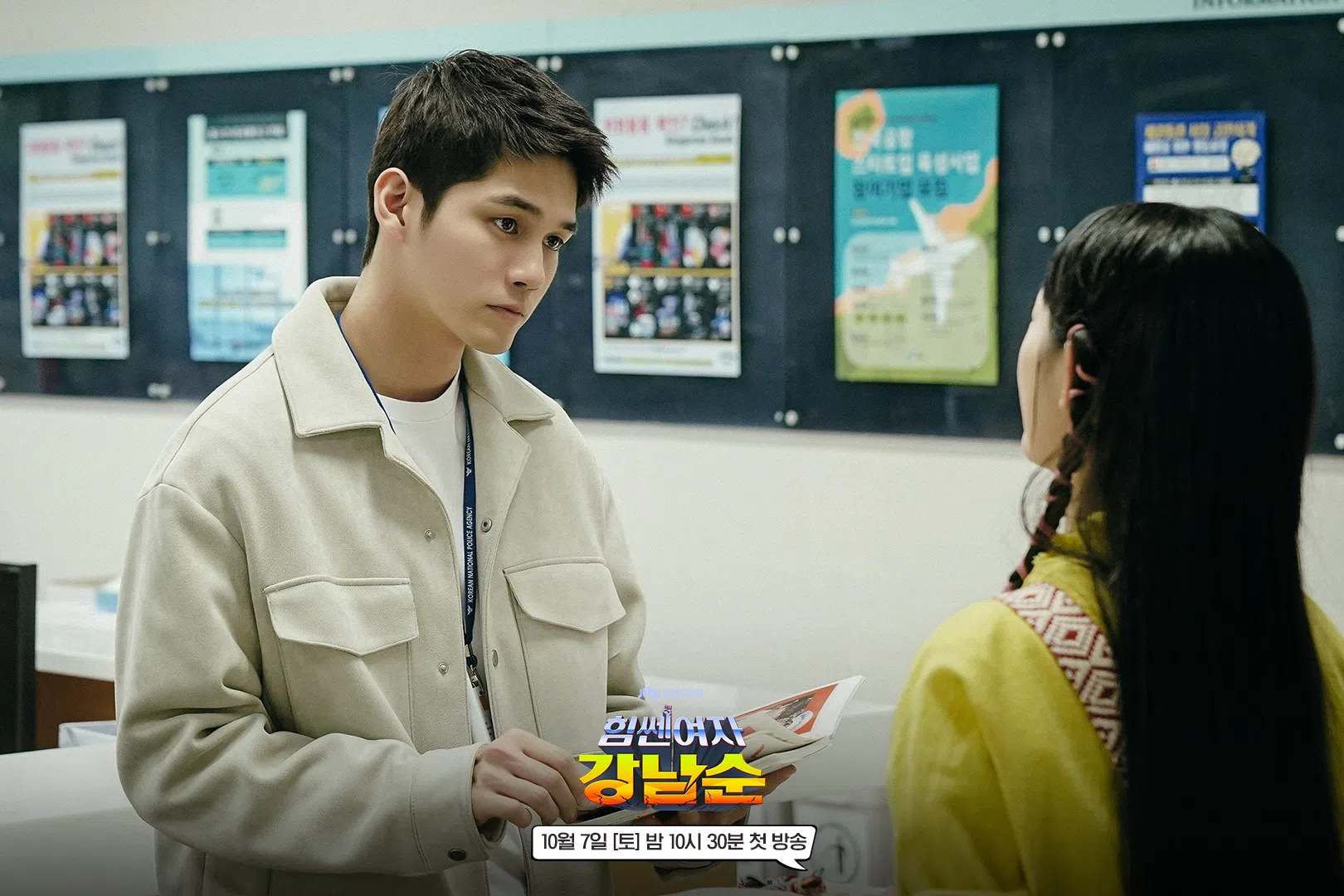 邕圣祐（左）饰演心善的刑警姜熙植。（取自JTBC脸书）