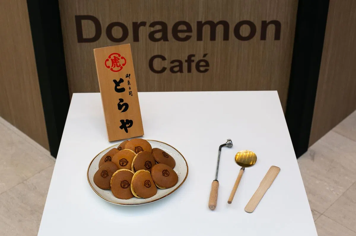哆啦A梦主题咖啡厅售卖它最爱吃的铜锣烧，每个售价$6.90（图/Doraemon-themed Café by Toraya Confectionery, THE DORAEMON EXHIBITION SINGAPORE 2022 ©Fujiko-Pro/Image credit: National Museum of Singapore) 。