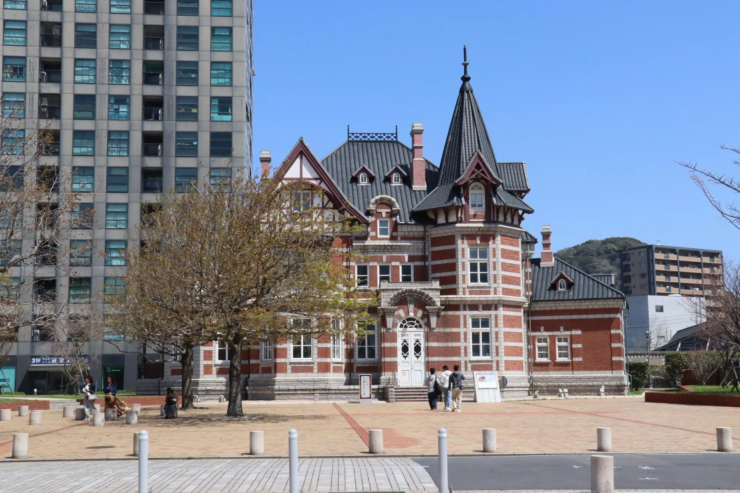 为庆祝友好城市缔结15周年，门司港原样复制了俄国于1902年在中国大连市修建的铁路轮船公司建筑，并把它作为“大连友好纪念馆”。（陈芷馨摄）