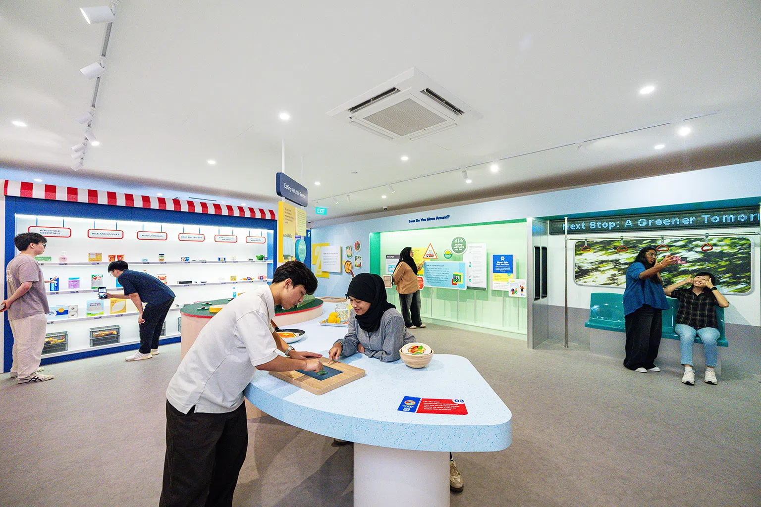 碳索馆设有多个互动展区，带领参观者从饮食、出行到消费，探索减少碳排放的不同方式。（平价集团提供）