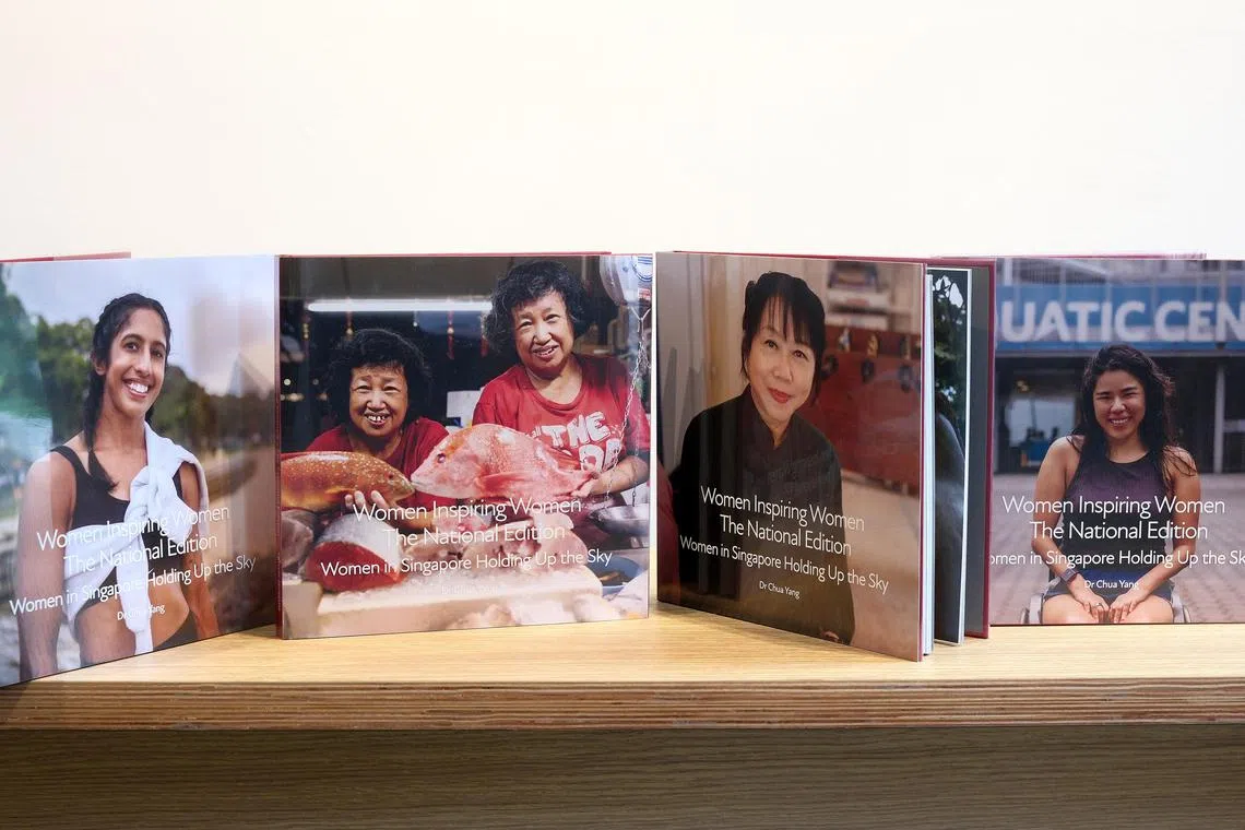 《新加坡妇女能顶整片天》摄影集人物包括田径运动员珊蒂（左起）、鱼贩双胞胎姐妹罗美凤罗美兰、总统夫人珍一藤木、残奥冠军叶品秀。（曾坤顺摄）