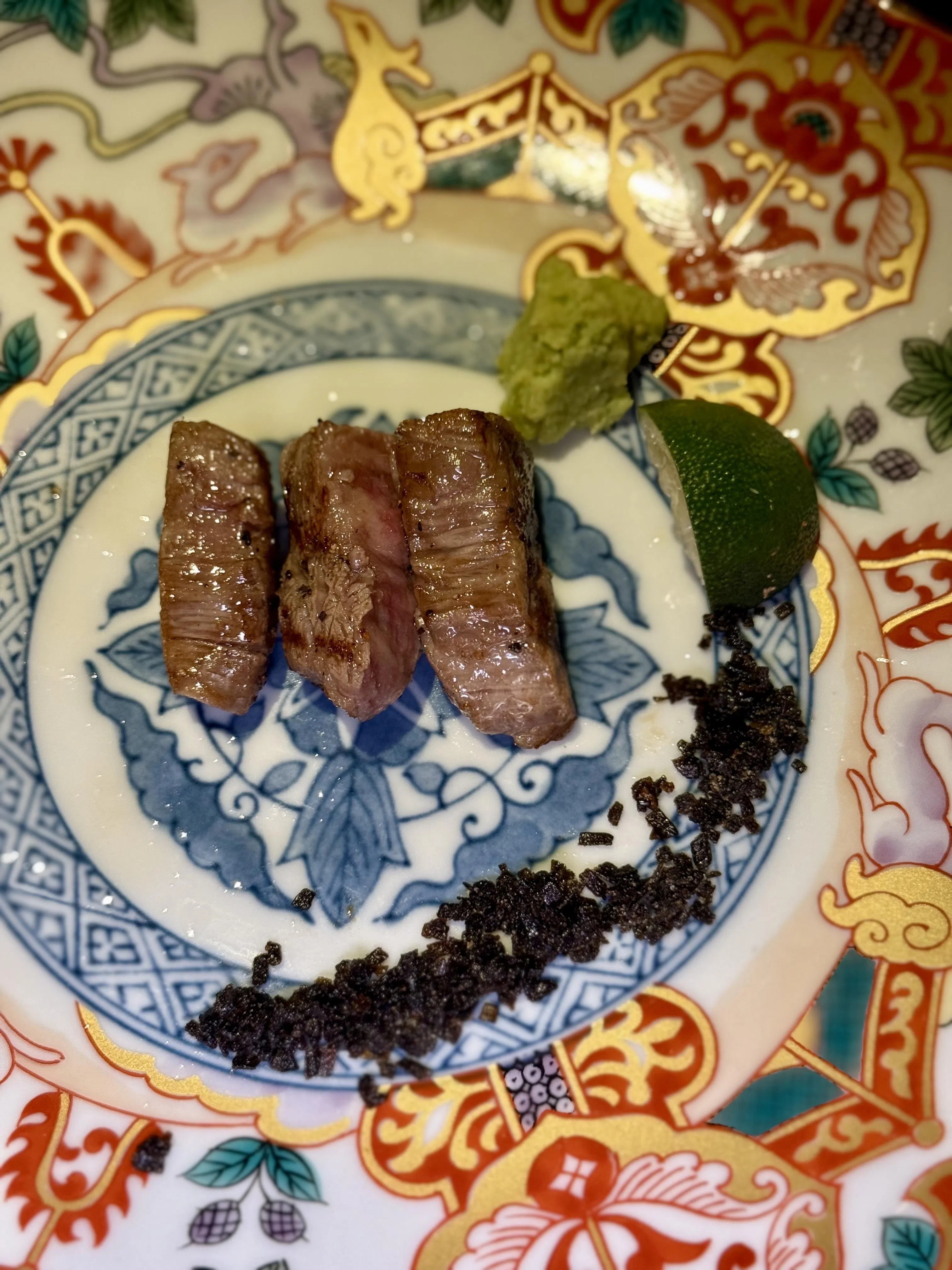 特选里脊牛排经细心烧烤，入口散发柔和甘甜的风味。（叶晓虹摄）