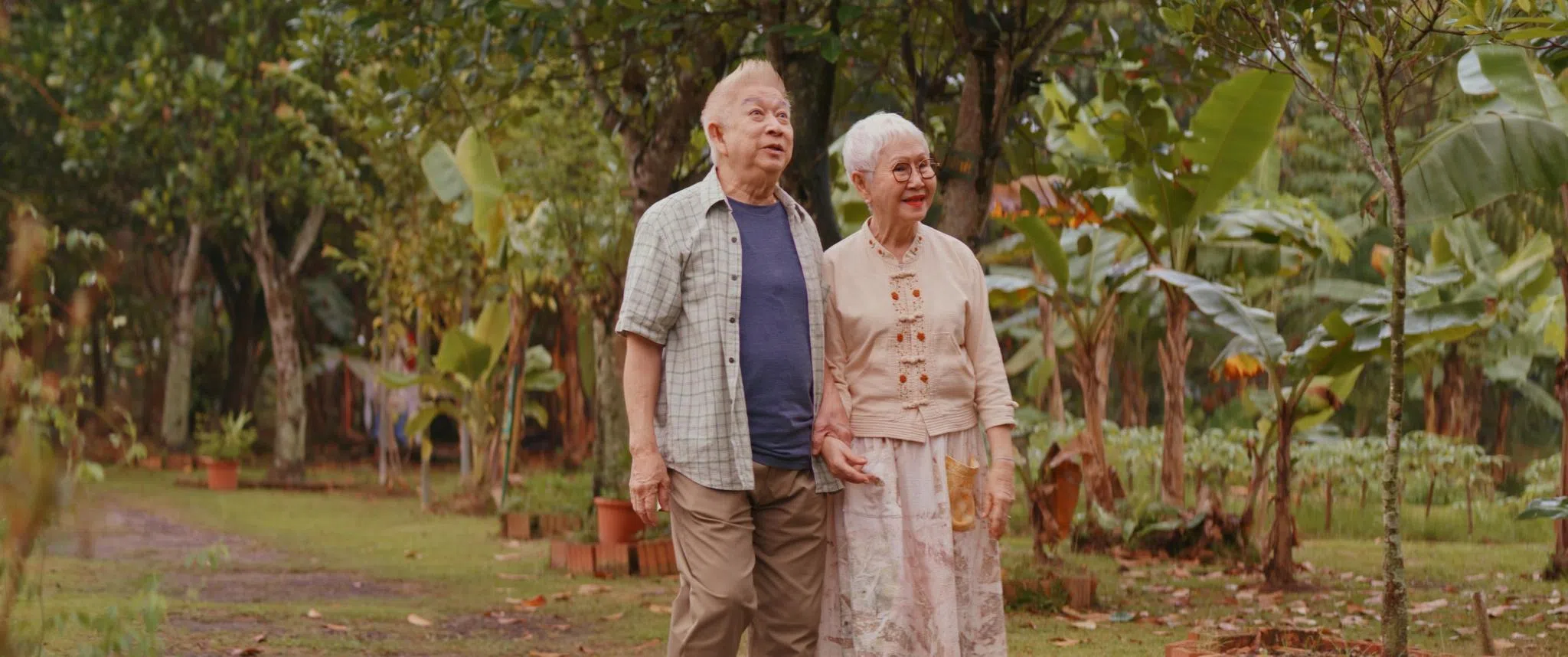 “辉哥”程旭辉（左）和泰国阿嫲Taew在片中凑对演出。（Harvest9 Films提供）