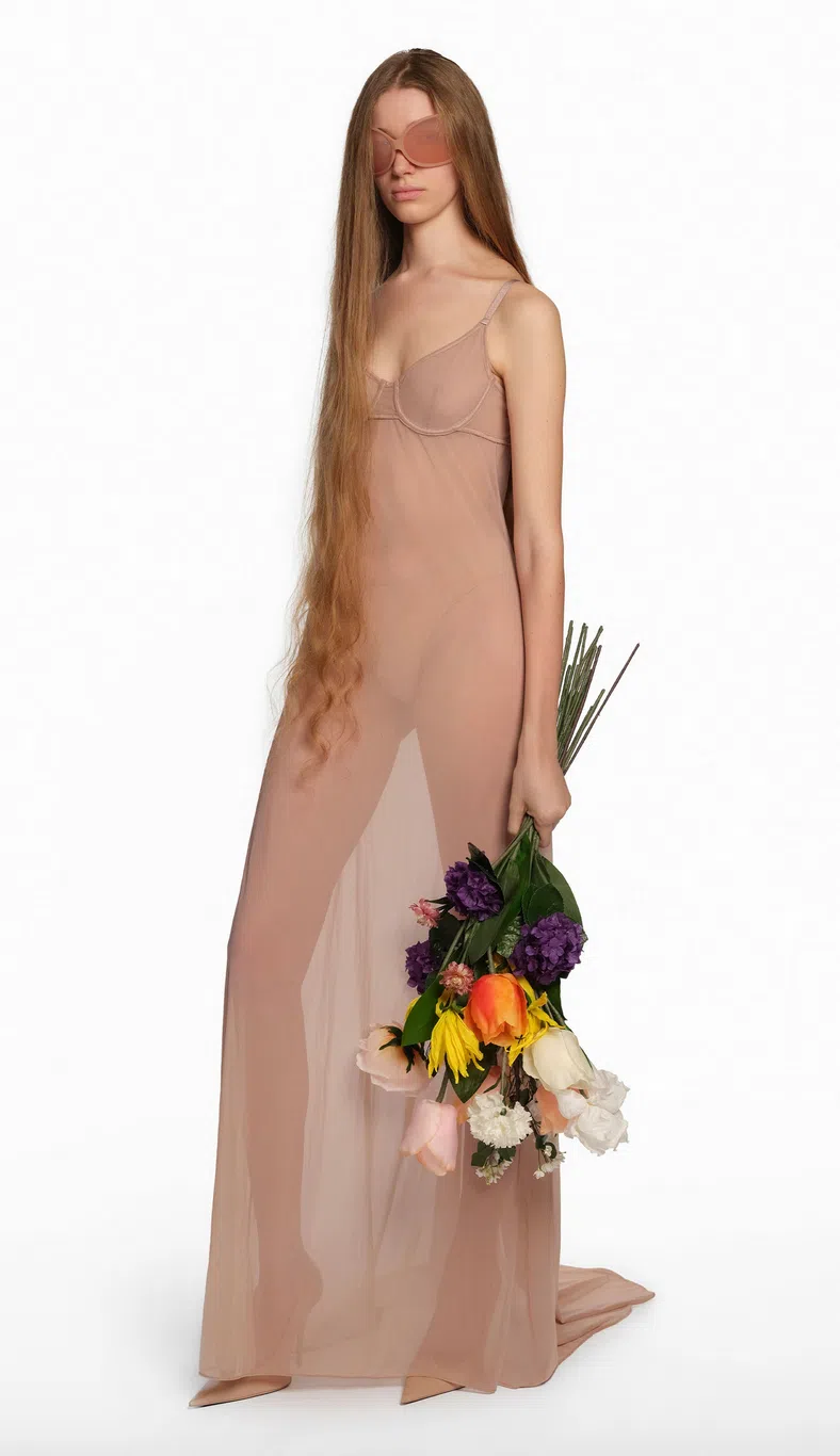 颠纳爱颠覆约定俗成的概念，这套连衣长裙不只内衣外穿，甚至还升级为一袭晚装，大胆前卫。（取自品牌网站）