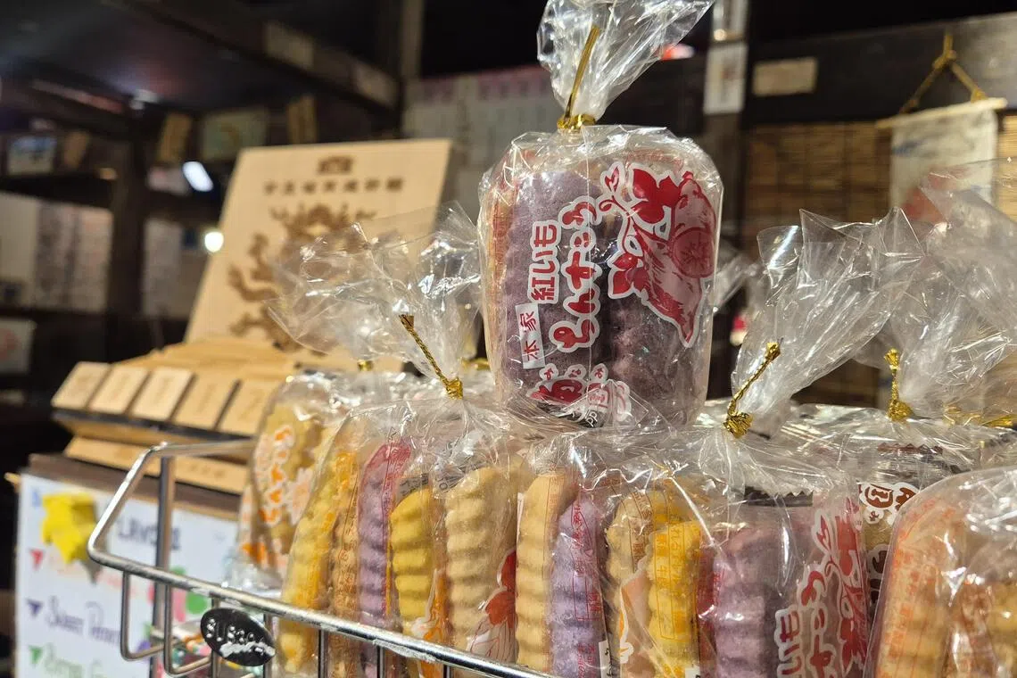 冲绳综合饼干有紫薯、苦瓜、黄梨和黑糖口味。（陈爱薇摄）