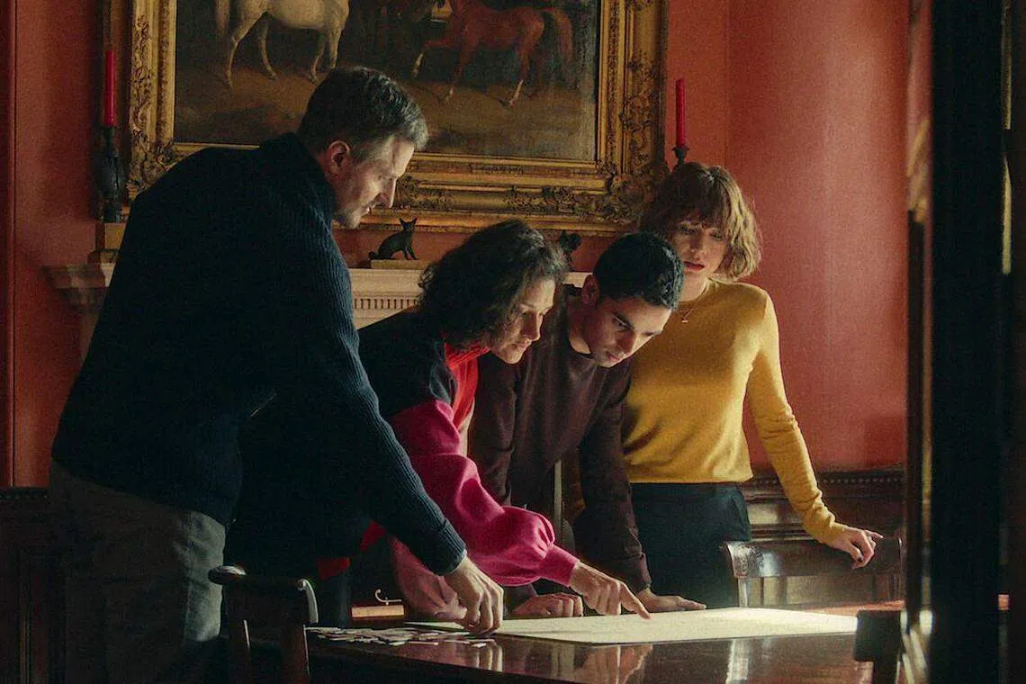 《禁忌孽恋》夏莉（右一起）饰演的安娜与男友、男方父母讨论订婚细节。（互联网）