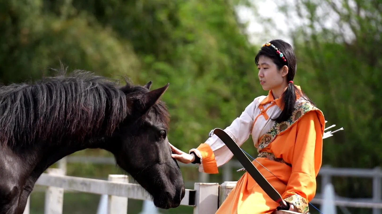 作者在成都马场骑乘前，会先抚摸马头，与自己的马匹熟悉，建立亲和感。（受访者提供）