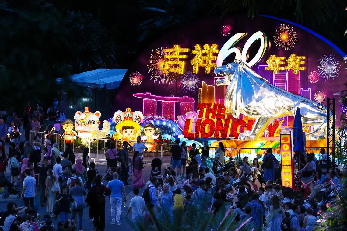 访客可在春到河畔2025观赏到28组耀眼夺目、各具寓意的大型灯饰，既迎接蛇年，也庆祝建国60周年。名为“吉祥年年”的灯饰就以SG60为主题，呈现雄伟的“独立狮”，象征坚韧的独立精神与全民团结。（林明顺摄）